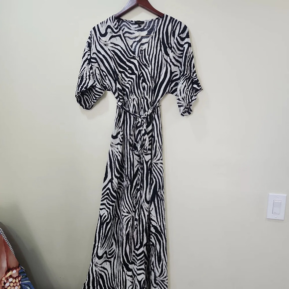 Zebra Print Maxi Dress – Flowy, Elegant & Trendy Opening on One Side - Picture 4 of 11